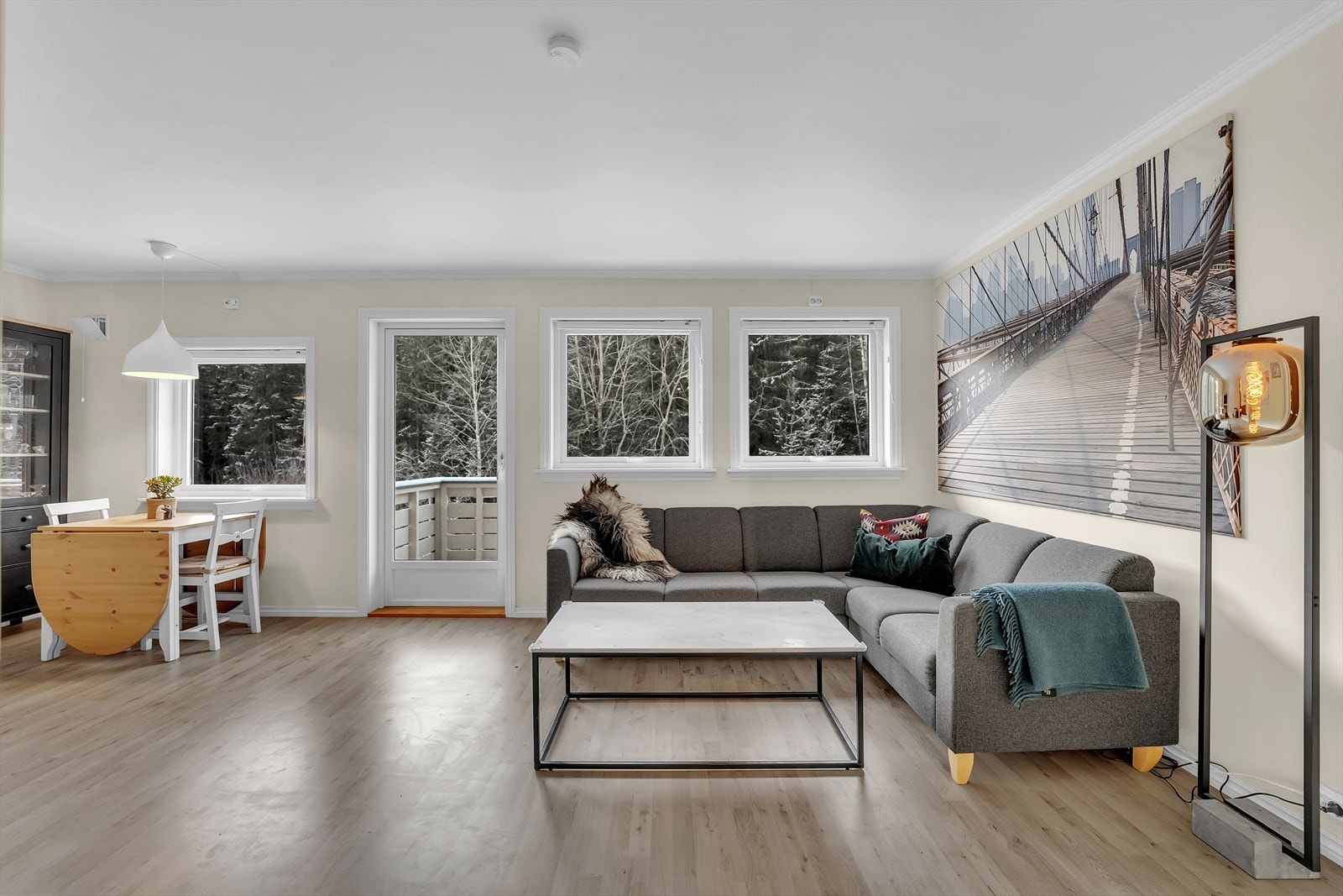 Stuen deles naturlig i to soner med sofaområde og spisestue. Galleribilde