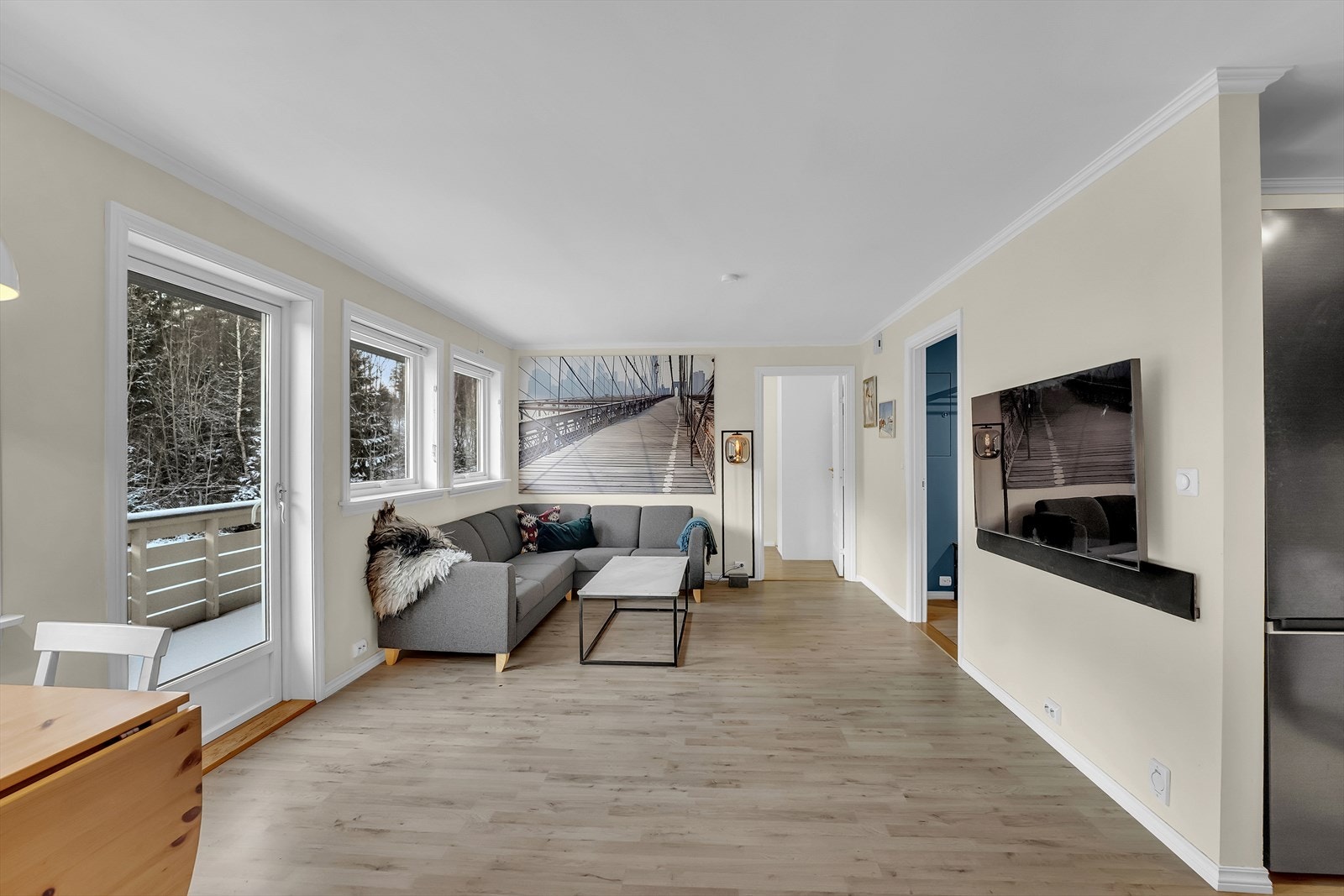 Legg merke til de store vindusflatene med utsikt mot naturen. Galleribilde