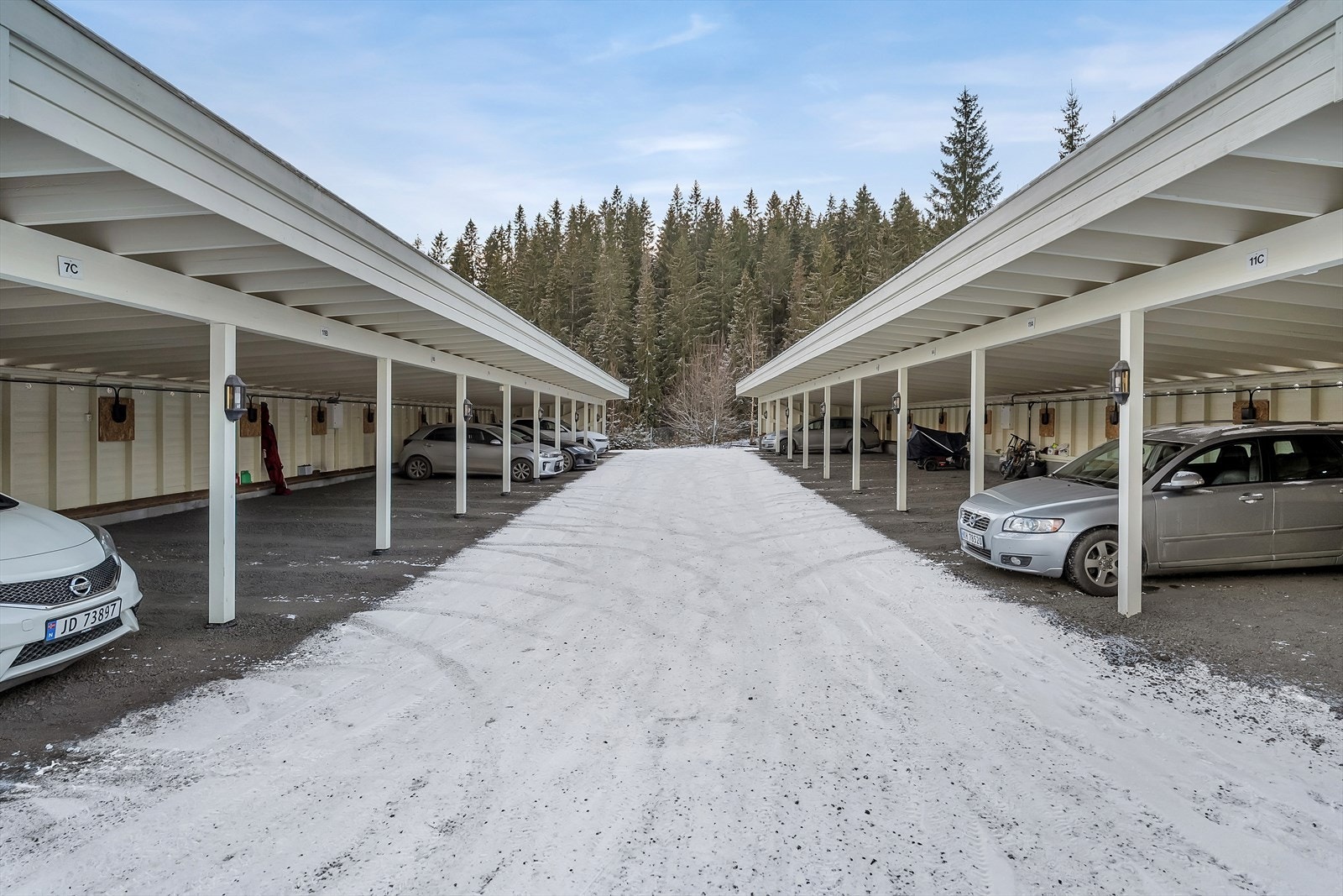Leiligheten disponerer fast parkeringsplass i rekka. Galleribilde