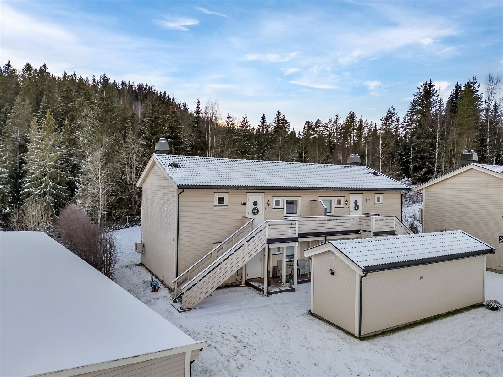 Leiligheten har en av sameiets bedre beliggenheter vekk fra veien og i 2. etasje med gode solforhold. Galleribilde