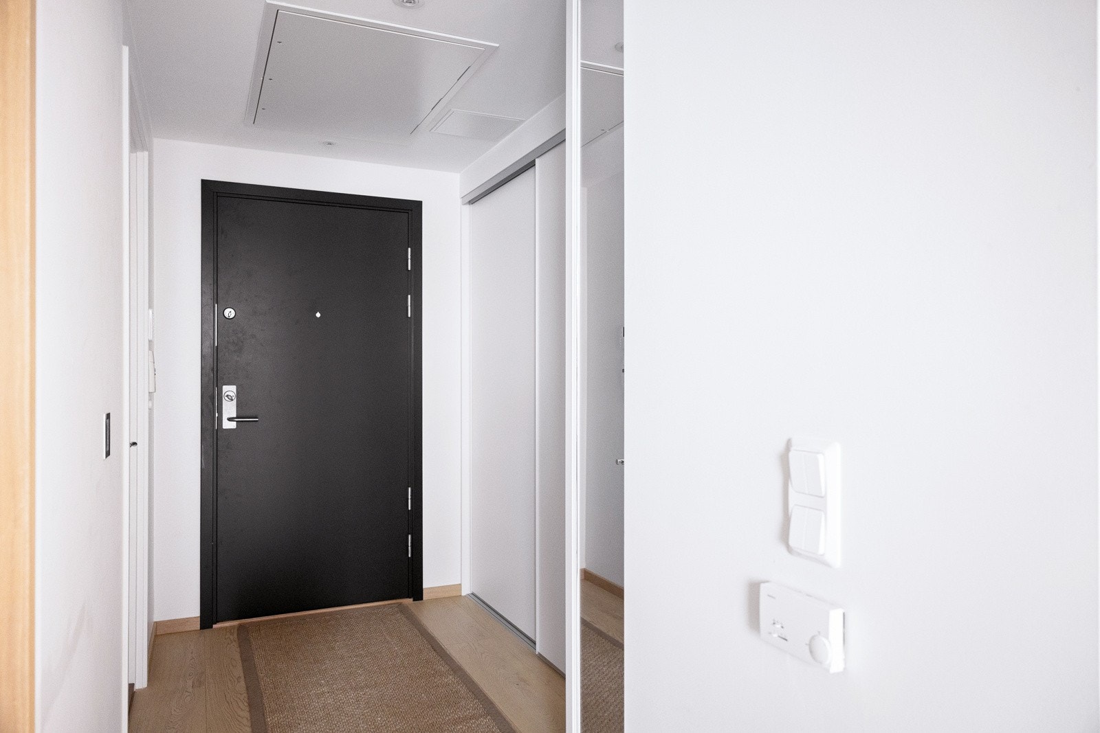 Velkommen inn! Hyggelig entré innredet med en plassbygd skyvedørsgarderobe samt et høyskap Galleribilde
