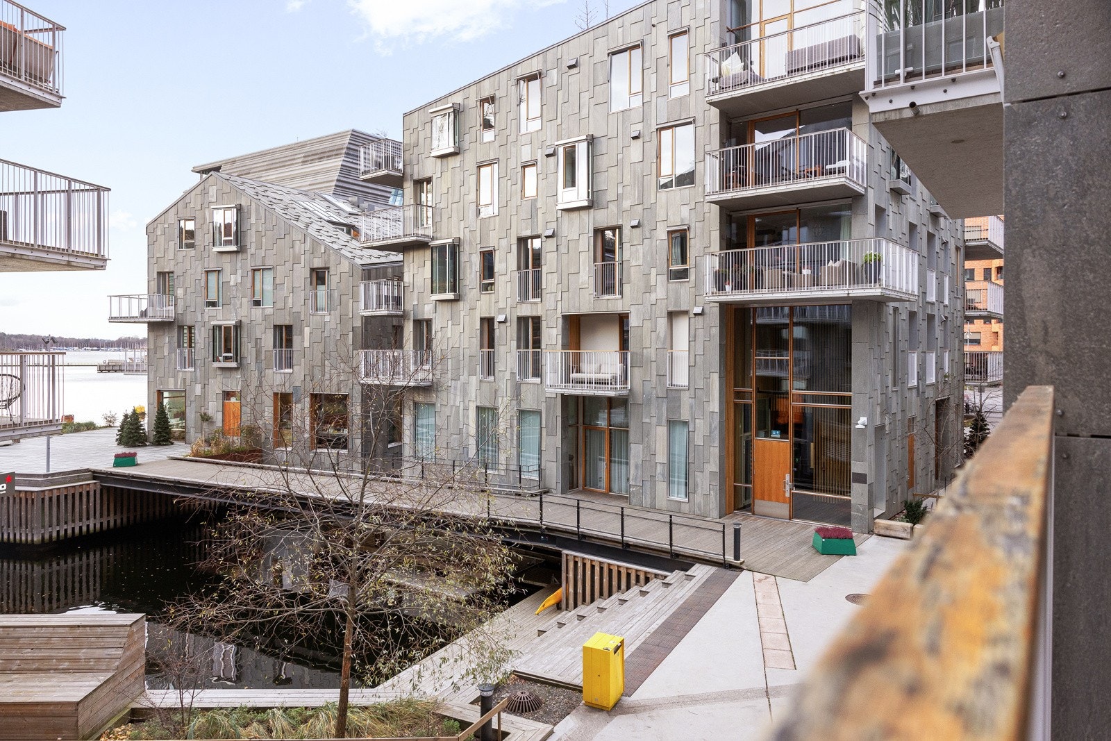 Fra balkongen er det flott utsikt mot sjøen og gågaten. Galleribilde