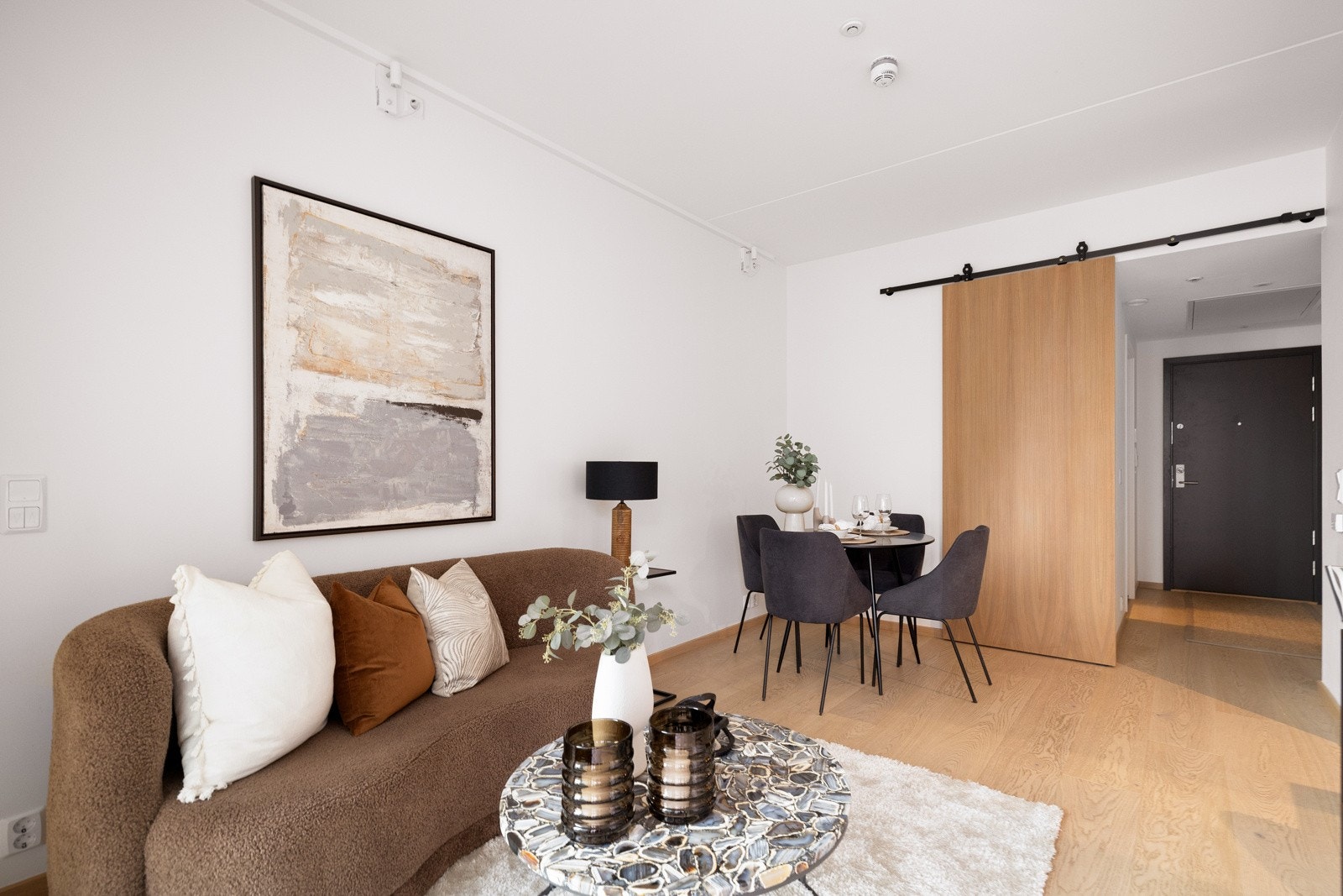 I stuen er det plass til et spisebord som gir mulighet for en naturlig og fin soneinndeling av oppholdsrommet. Galleribilde