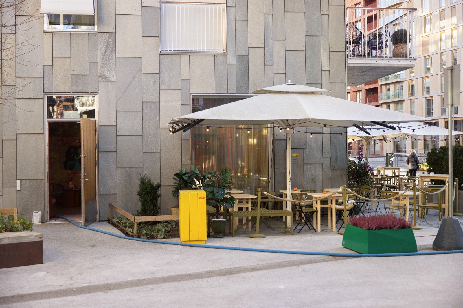 Bjørvika byr på et variert utvalg av kafeer og restauranter, fra koselige spisesteder til fine dining-opplevelser med utsikt over vannet. Galleribilde