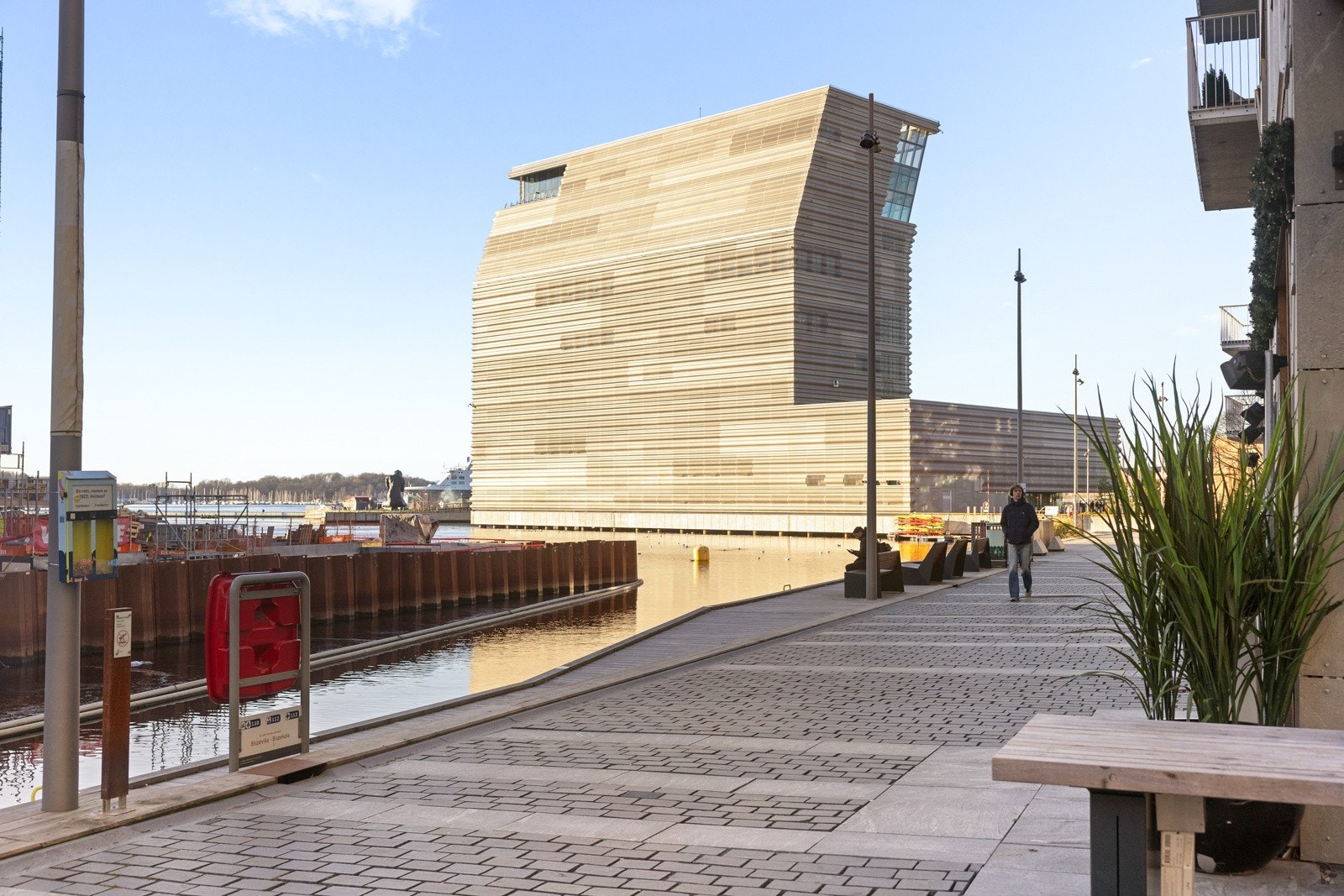 Bjørvika er et moderne og livlig område i Oslo, kjent for sin unike beliggenhet ved fjorden. Her finner du en perfekt kombinasjon av byliv og naturskjønnhet. Galleribilde