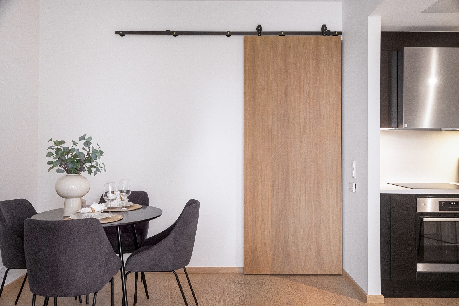 Utenpåliggende skyvedør mellom entre og stue/kjøkken i eik. Galleribilde