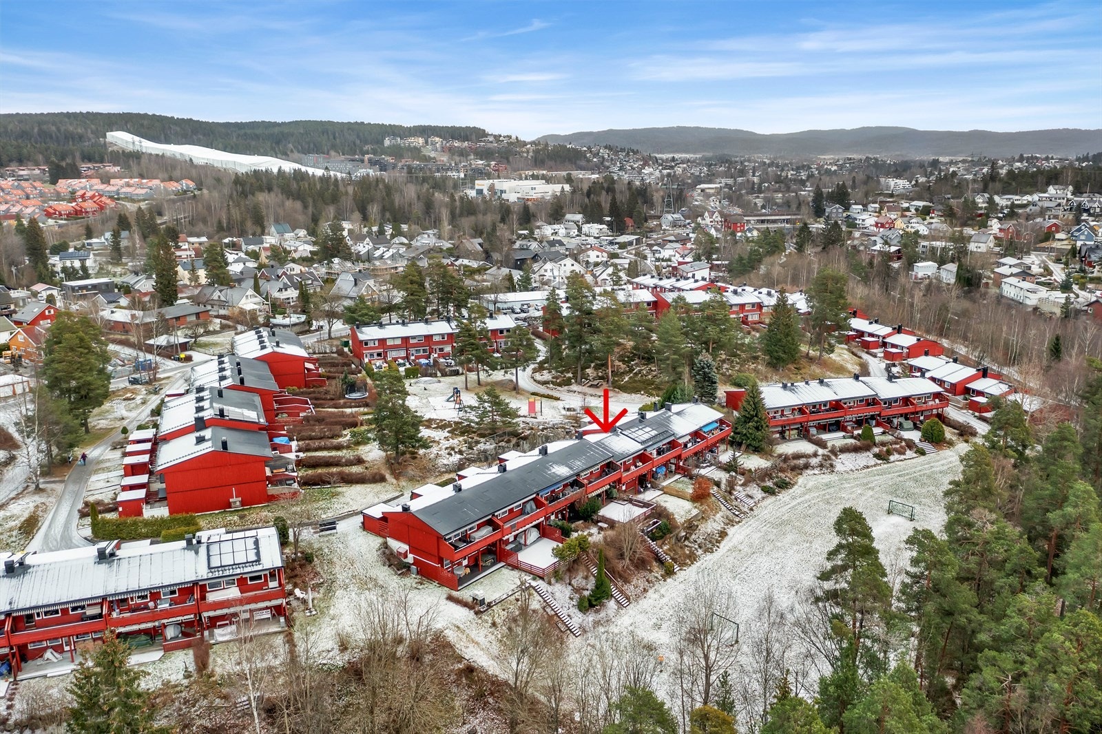 Det har vært ballspill og frisbeegolf på fellesaarealet nedenfor huset, skøytebanen på på asfaltplass ved gjesteparkeringsplassen og gode samtaler med hyggelige naboer. Galleribilde