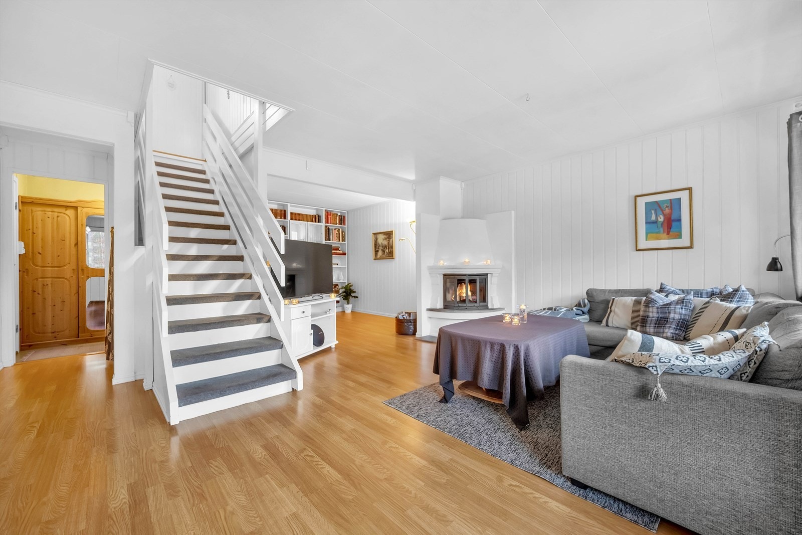 Det er trapp opp til 1. etasje fra stuen. Galleribilde