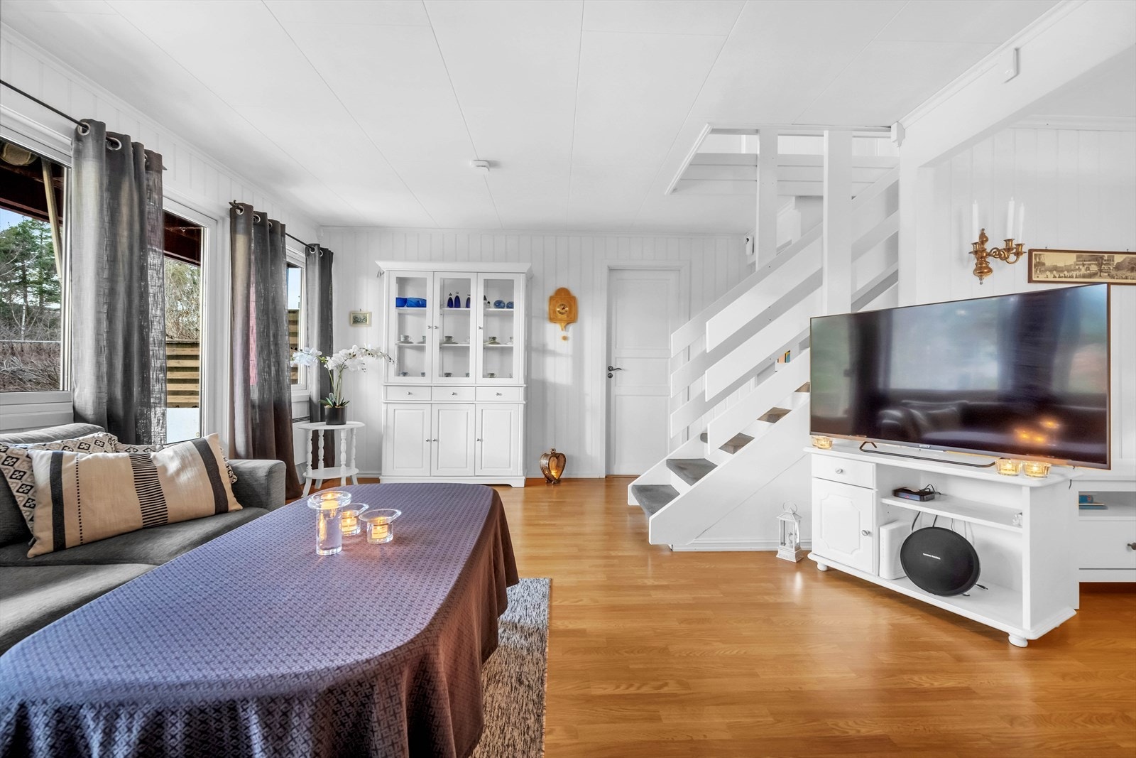 Boligen har en romslig og arealeffektiv stue som gjør det enkelt å innrede med spisegruppe og sittegruppe. Galleribilde