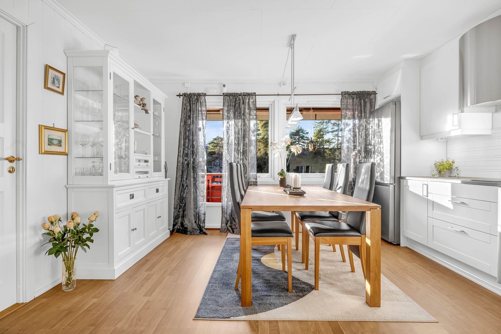 Fra kjøkkenet er det utgang til en romslig og solrik sørvestvendt balkong på ca. 16 m². Galleribilde