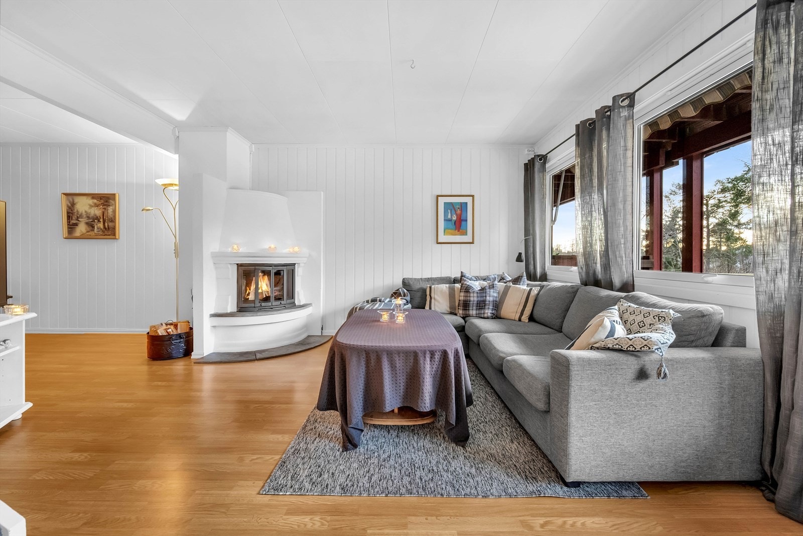 Gulvet er belagt med flott laminat, og overflatene er malt i lyse og tidsriktige fargetoner. Det er naturlig oppdriftsventilasjon av boligen med luftespalter. Galleribilde