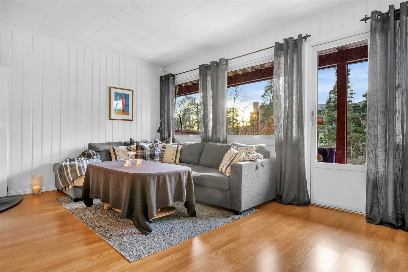 Fra stuen er det utgang til en herlig sørvestvendt markterrasse på ca. 31 m² med direkte adkomst til privat hage. Galleribilde
