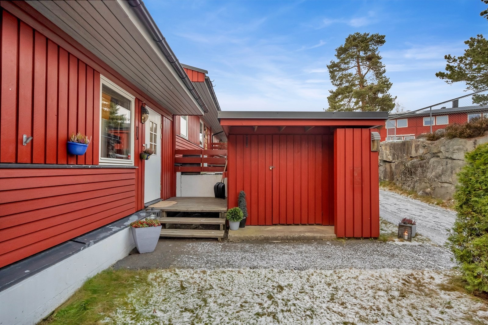 Det følger med en praktisk utebod på ca. 5 m², perfekt for ekstra oppbevaring. Galleribilde