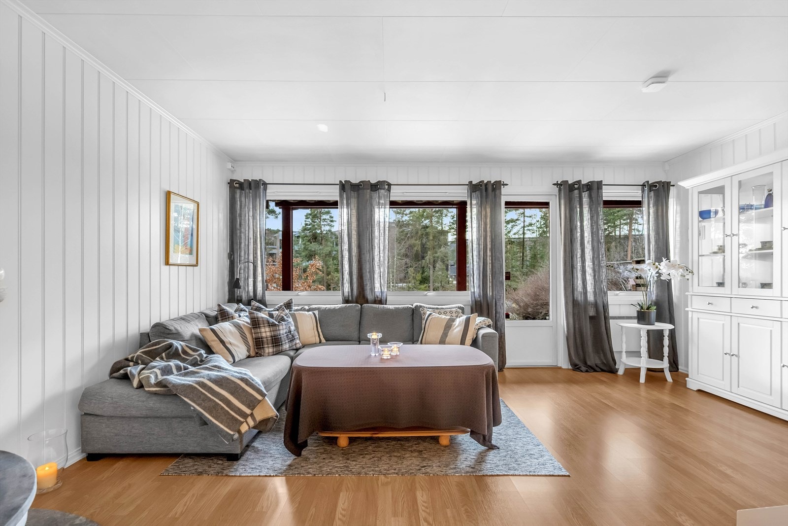 Stuen er lys og luftig med store vindusflater som sørger for rikelig med innslipp av naturlig lys. Planløsningen åpner opp for flere møbleringsmuligheter med god plass til sofagruppe, TV-møbler og spisebord med tilhørende stoler. Galleribilde