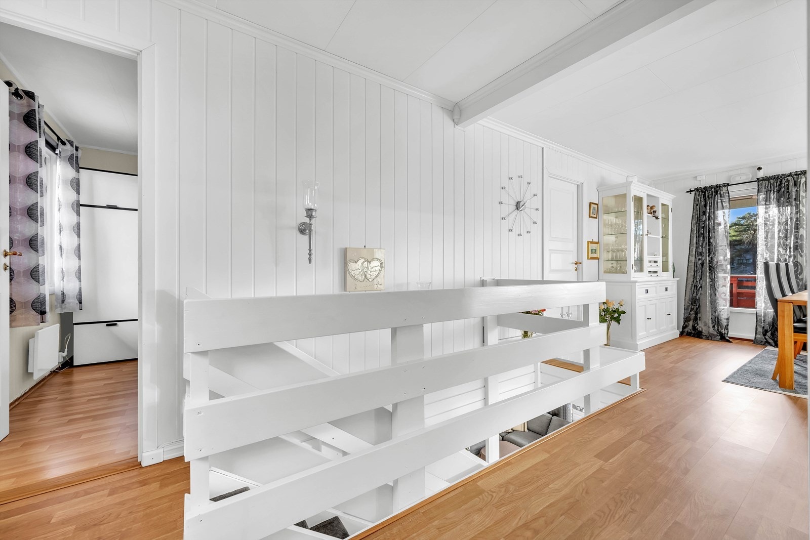 1. etasje består av gang, to soverom og praktisk wc-rom. Galleribilde