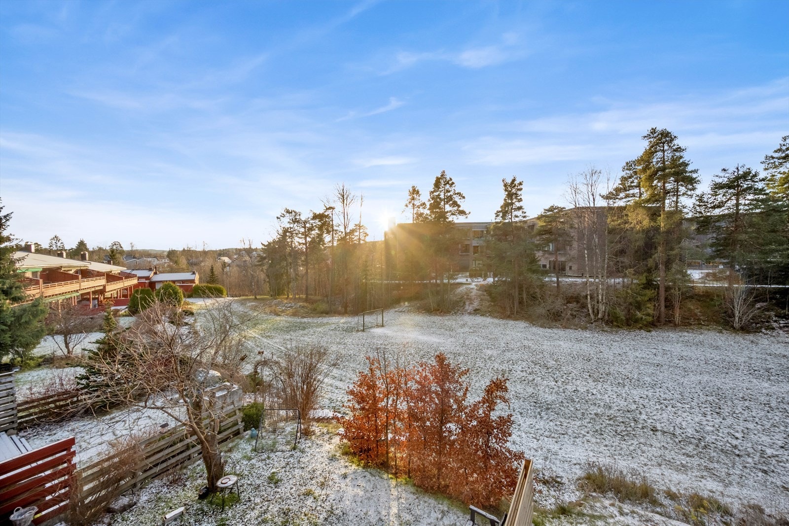 Balkongen vender ut mot rolige og grønne omgivelser. På borettslagets fellesareal finner du også fotballmål - perfekt for barnefamilier. Galleribilde