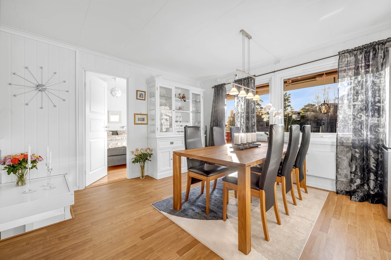 Her finner du et romslig kjøkken med rikelig plass til et hyggelig spisebord, perfekt for måltider og samvær. Galleribilde