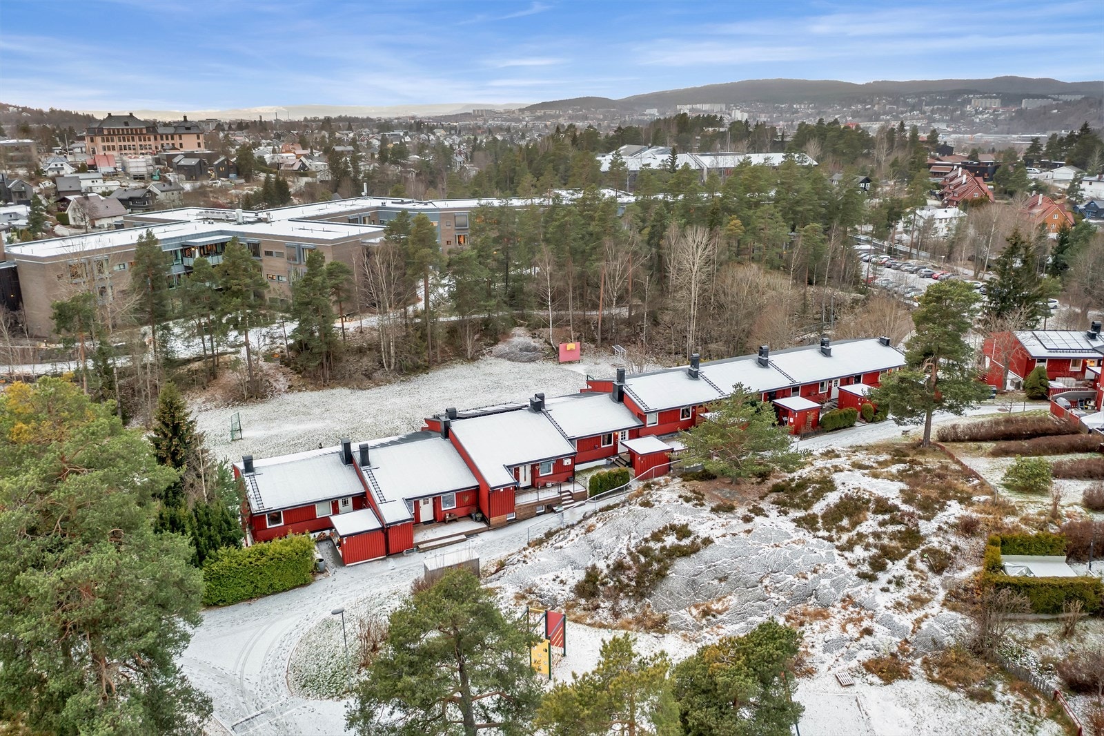 Det er også en skøytebane om vinteren på asfaltplassen ved gjesteparkeringsplassen og garasjeanlegget. Galleribilde