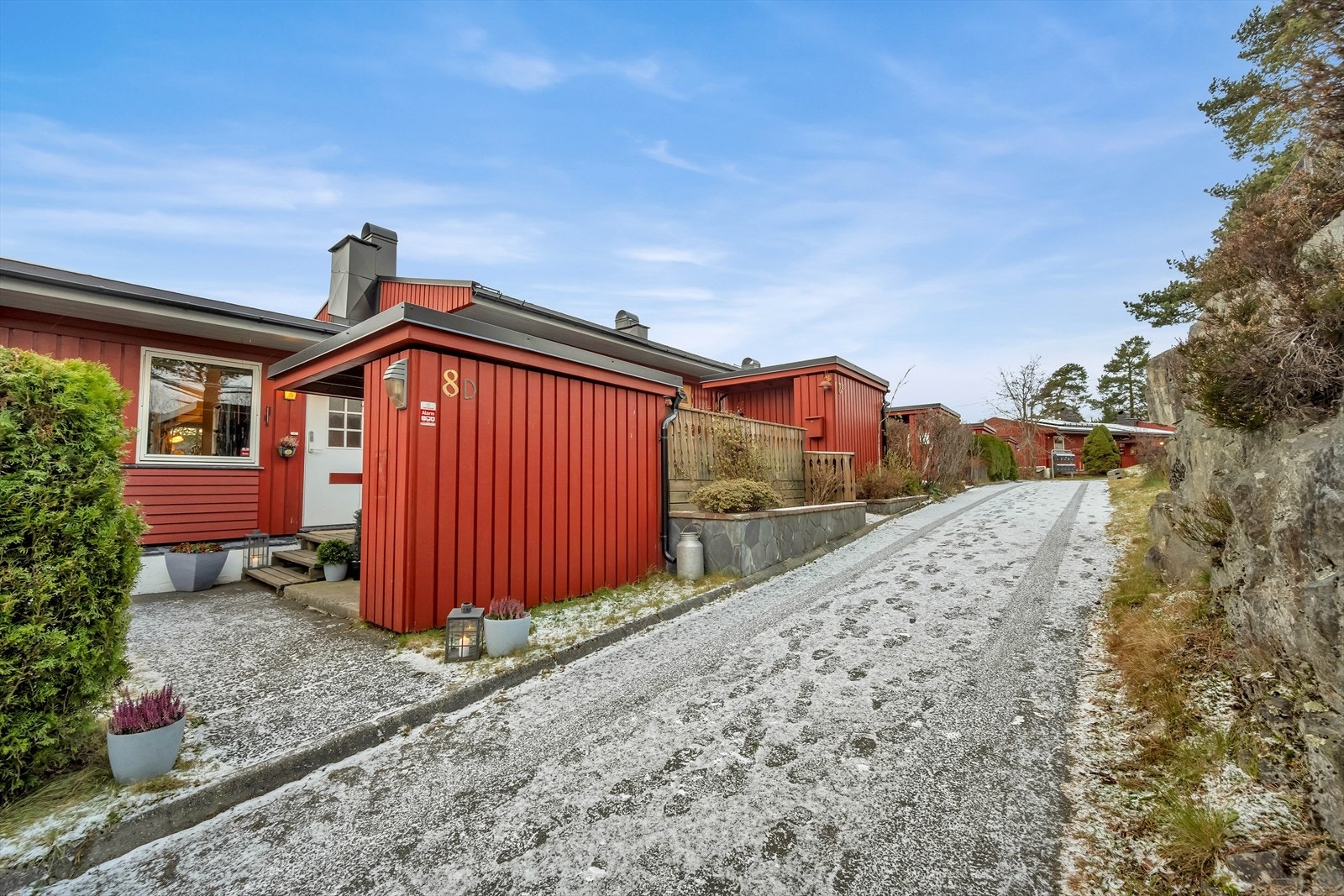Det er lekeplass i senter av borettslaget, og idrettsplass på baksiden for ballspill etc. Galleribilde