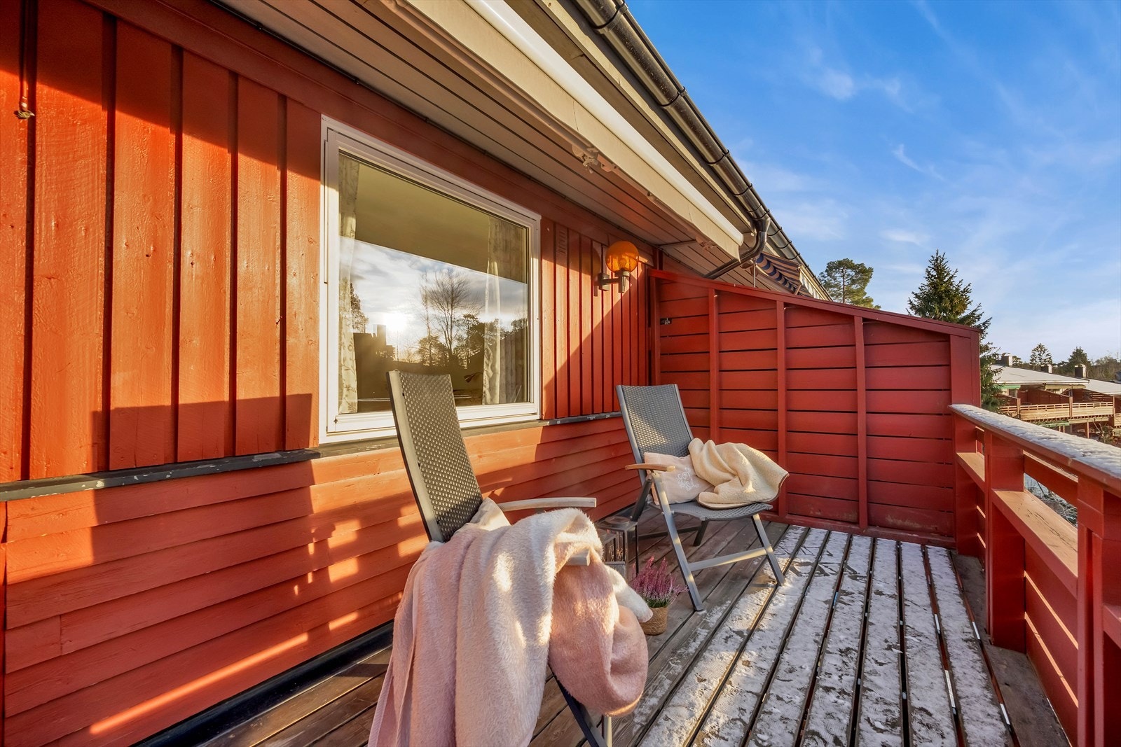 Balkongen byr på gode solforhold, spesielt på ettermiddagen og kvelden, og har plass til både sittegruppe og grill. Galleribilde