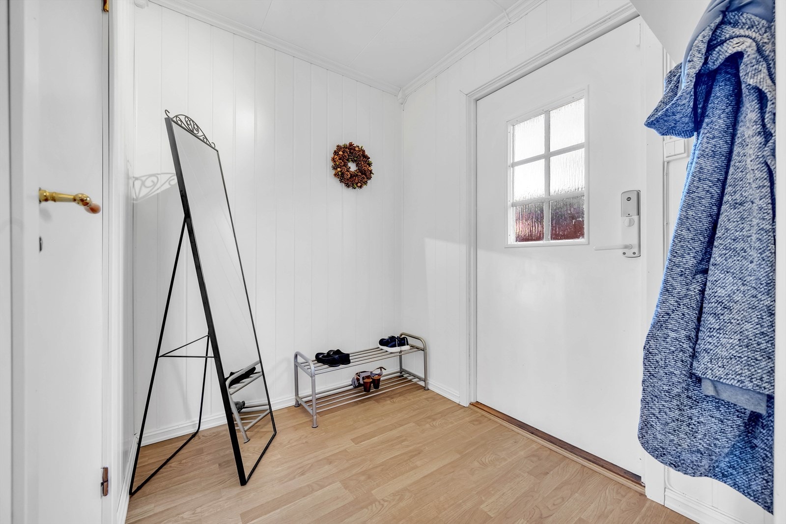 Hyggelig og lys entré hvor du enkelt kan henge i fra deg yttertøy og sko. Galleribilde
