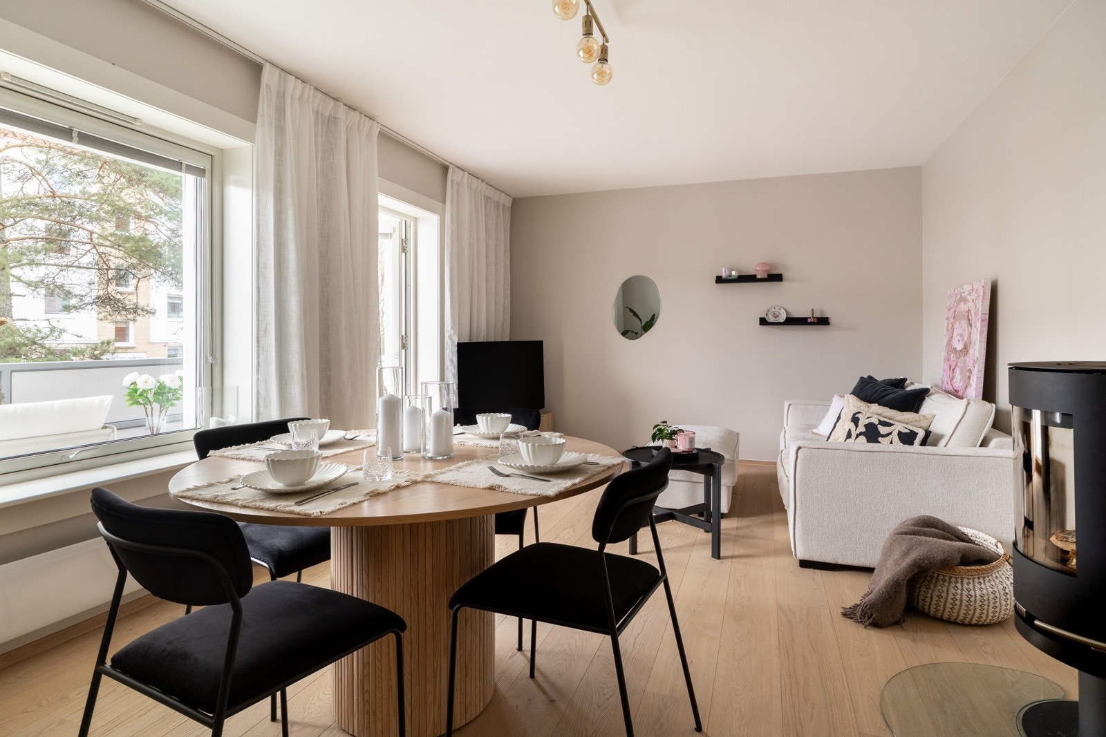 Stuen er lys og romslig som enkelt kan innredes med både sofa- og spiseseksjon Galleribilde
