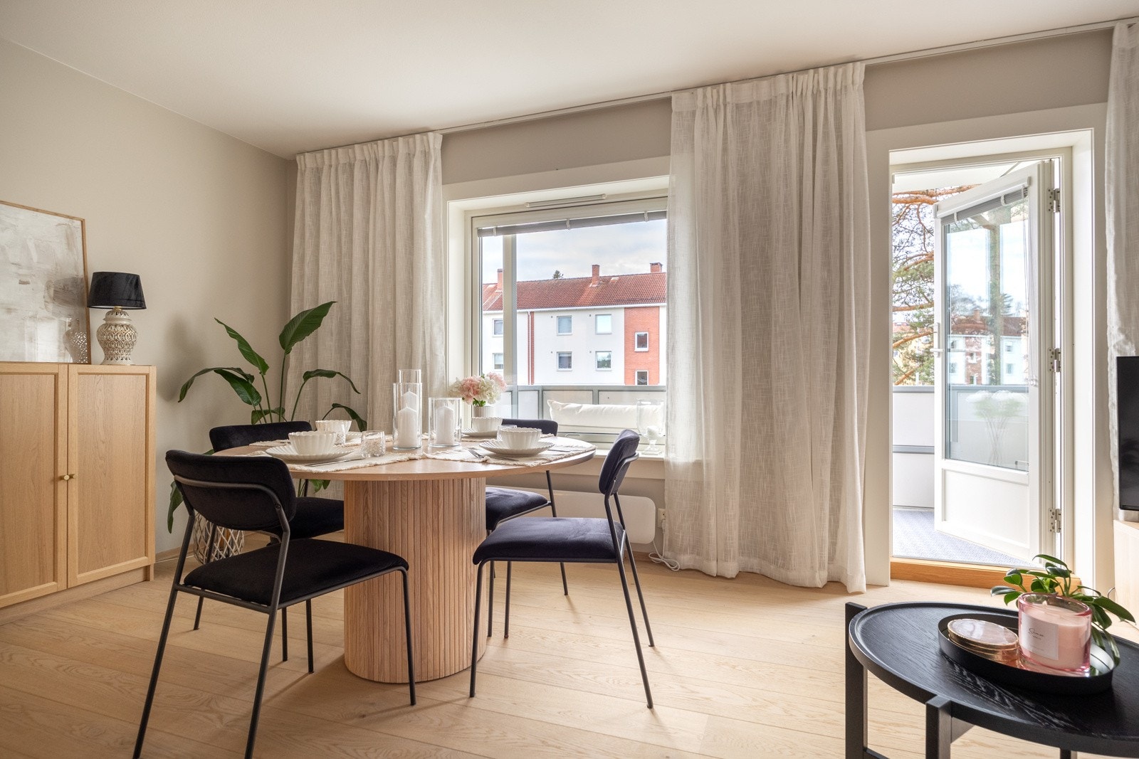 Store og nye vindusflater (2021) som sikrer rikelig med naturlig lys Galleribilde