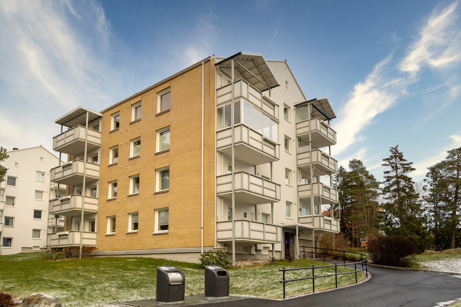Leiligheten disponerer totalt 3 boder, en på loft og to i kjeller. Galleribilde