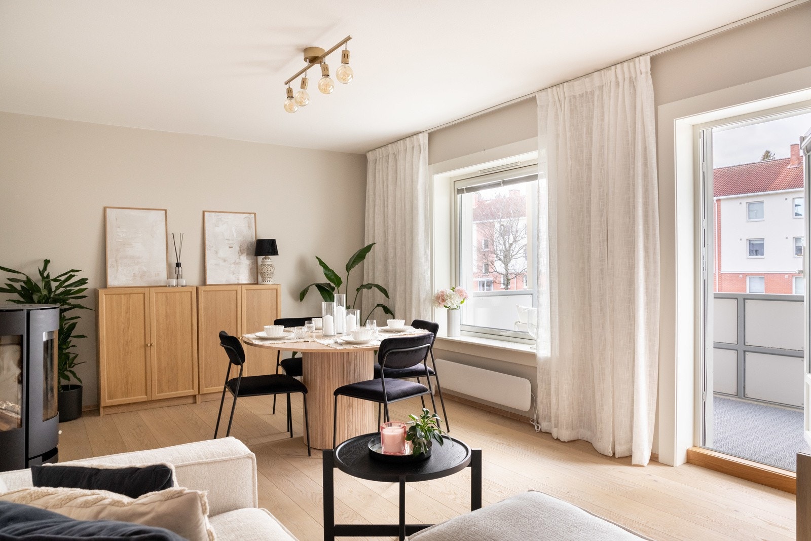 Utgang fra stue til vestvendt, solrik balkong på ca. 8 kvm Galleribilde