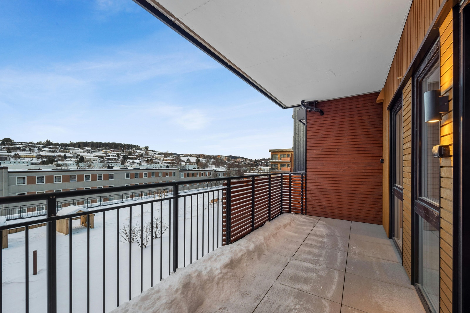 Stor balkong med flott utsikt og gode solforhold, samt plass til større sittegruppe. Galleribilde