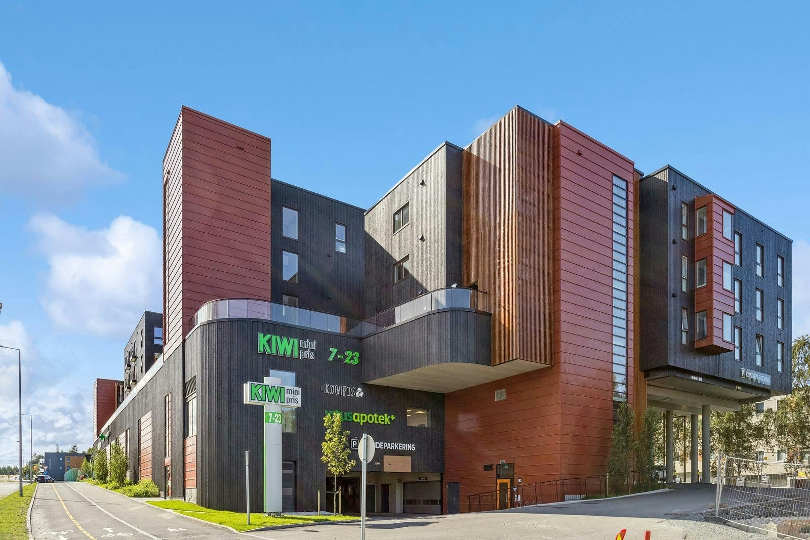 Umiddelbar nærhet til dagligvare (Kiwi), apotek og restaurant som befinner seg i samme bygg. Galleribilde