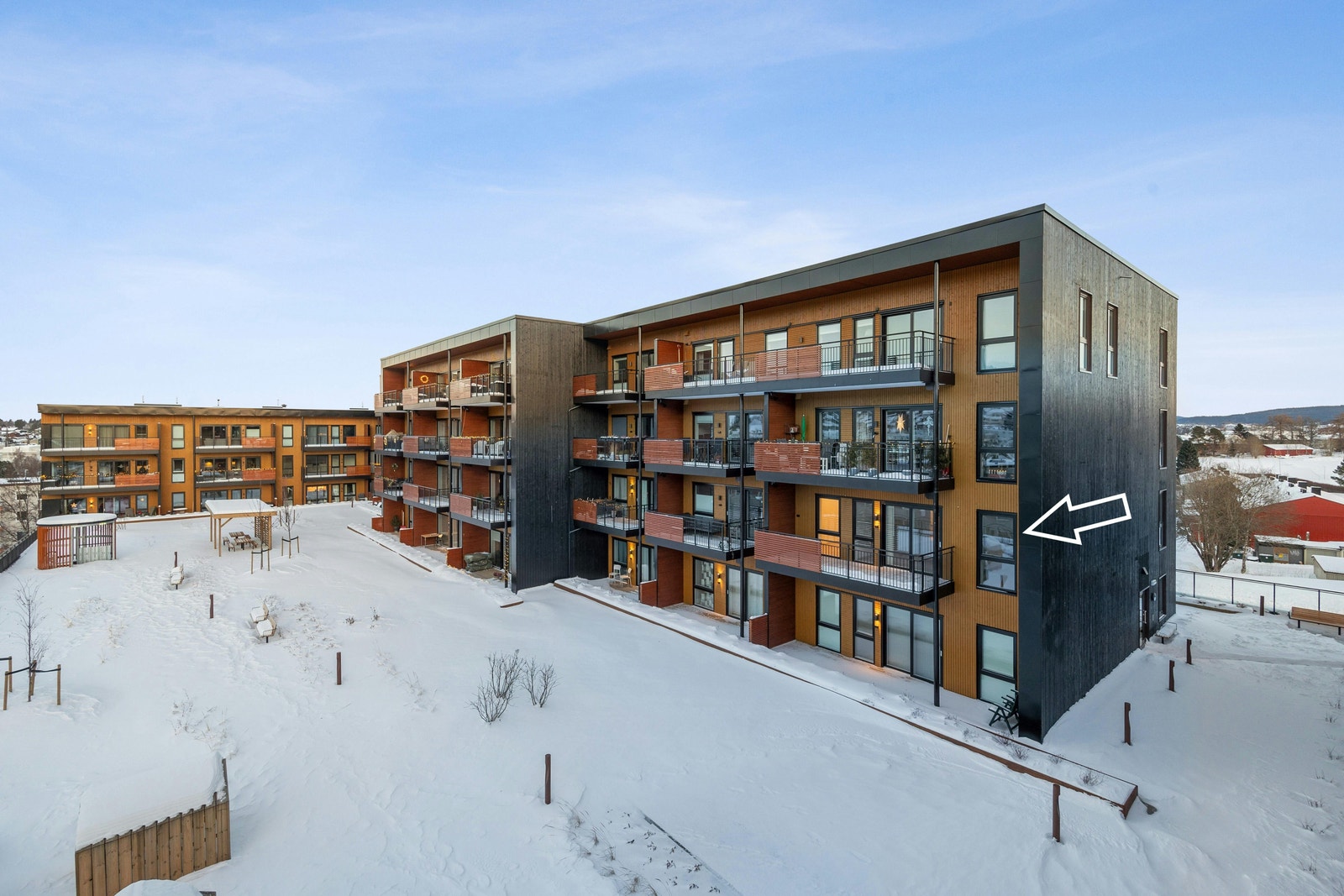 Flott beliggenhet i 3.etasje ut mot felles takterrasse, vendt bort fra veien. Galleribilde