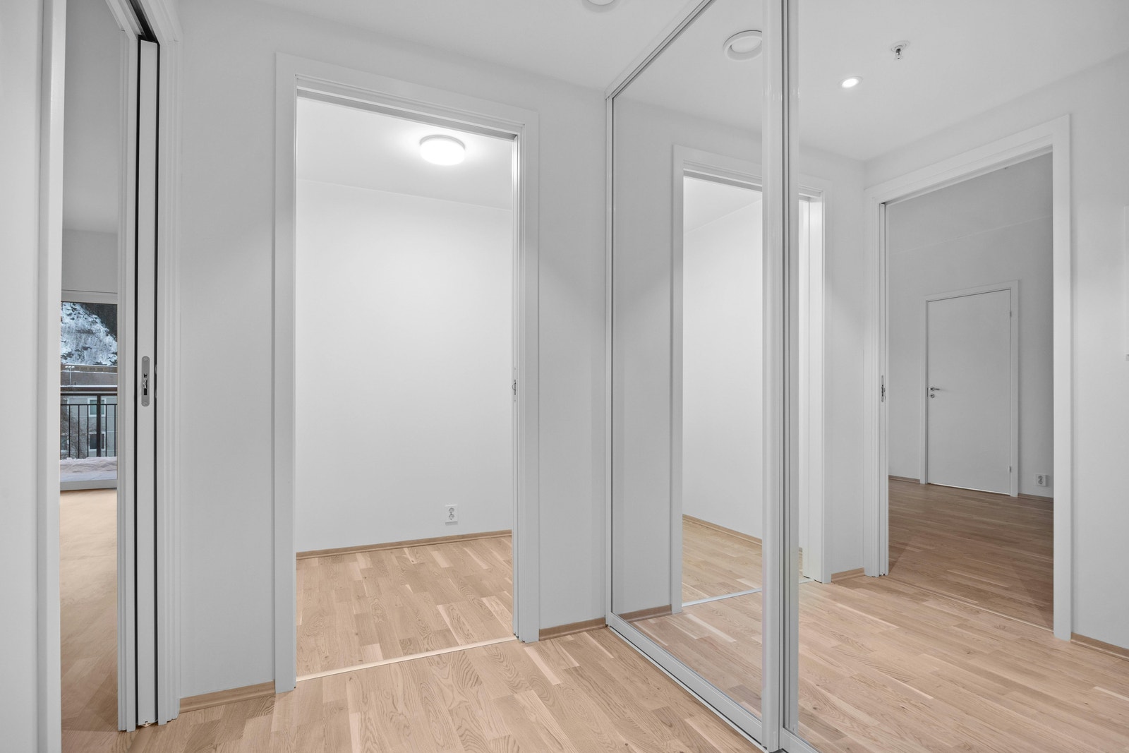 Entré med skyvedørsgarderobe og innvendig bod. Galleribilde
