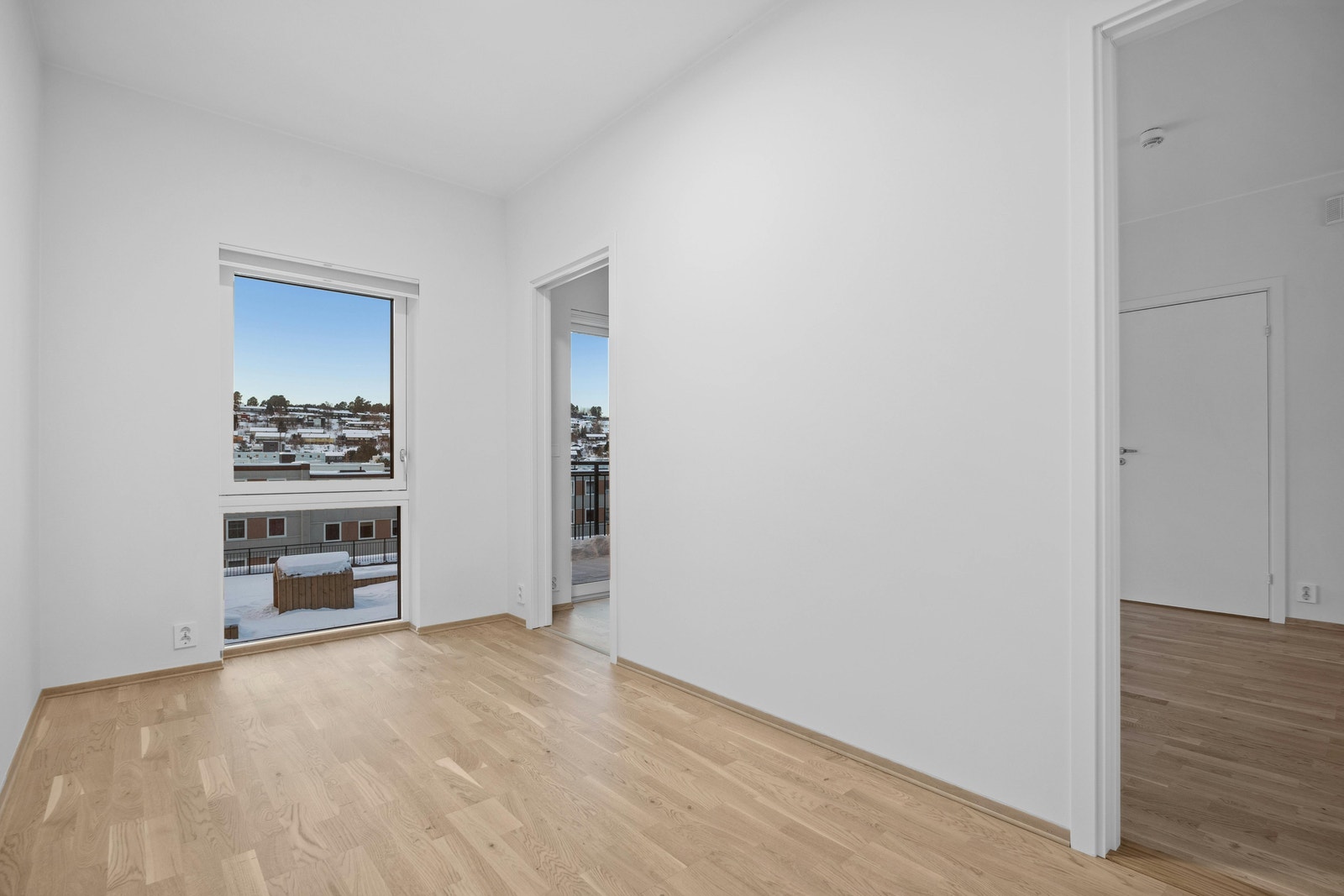 Soverom 1 er på 8,5 kvm med inngang fra begge sider av sengen. Garderobeskap medfølger. Galleribilde