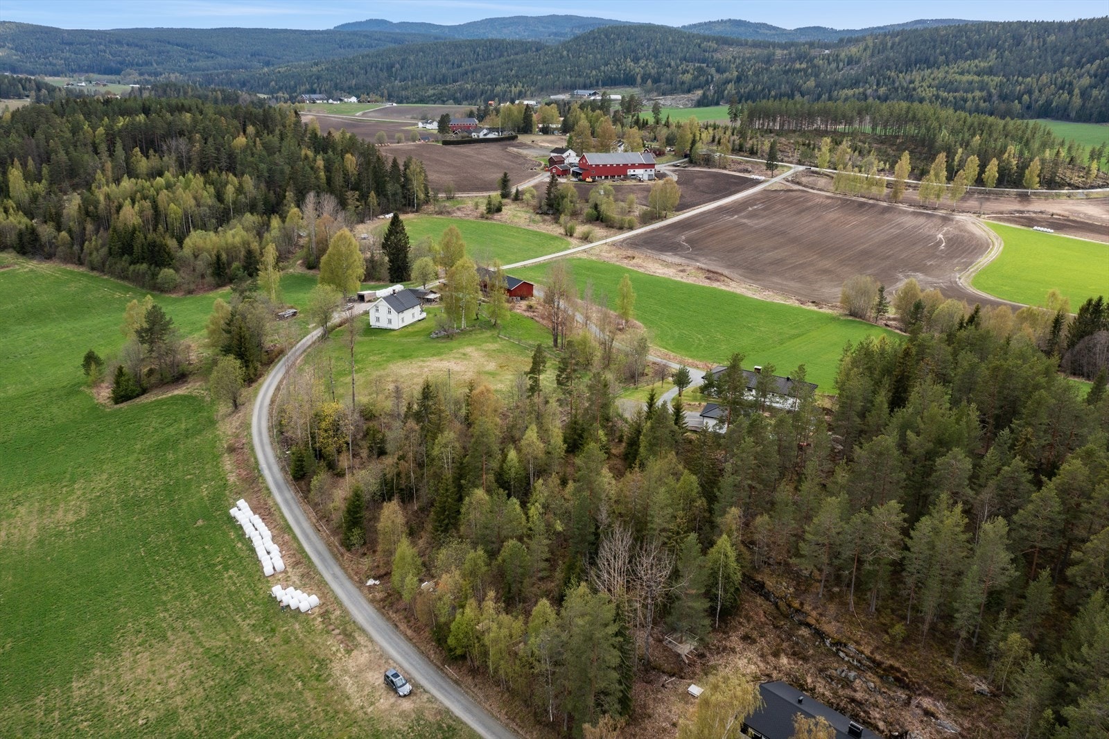 Tomten ligger i spredt bebyggelse med eneboliger og gårdsbruk. Galleribilde