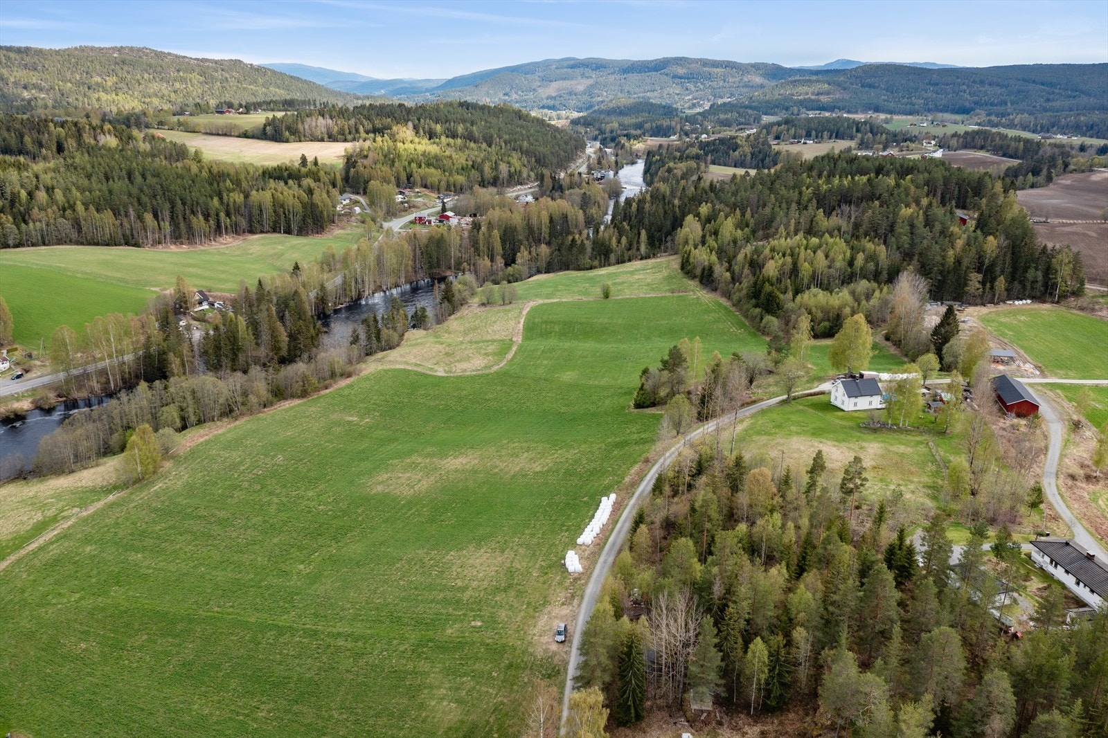 Tomten ligger like ved Simoa elva. Galleribilde