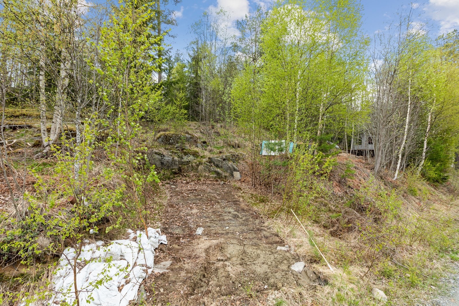 Det har tidligere stått en liten garasje/container her ved veien, som nå er fjernet Galleribilde