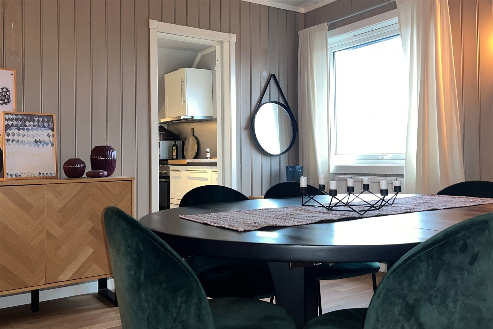 Hyggelig spisestue med god plass til spisebord. Rommet ligger praktisk plassert mellom kjøkken og spisestue. Flott utsikt fra vinduene i dette rommet Galleribilde
