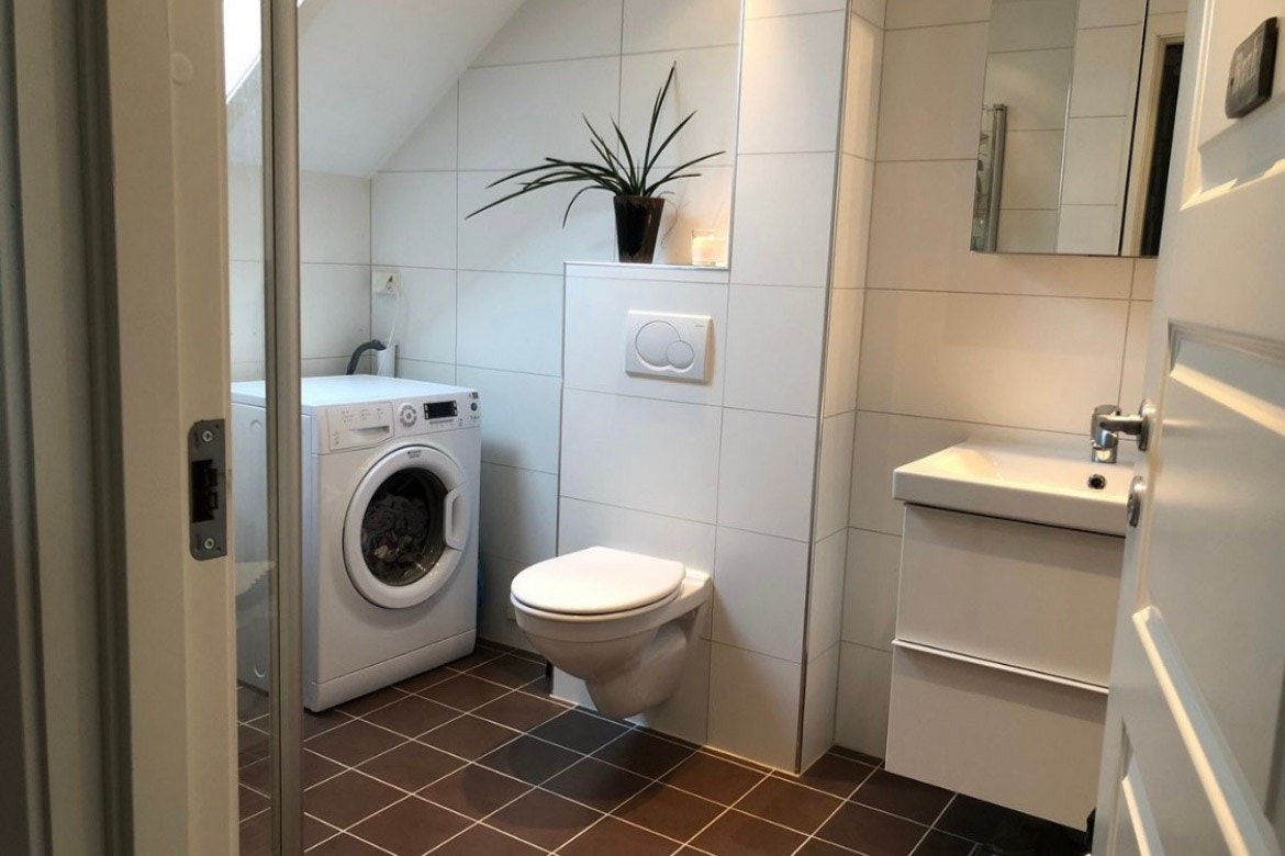 Lyst og pent bad, med fliser på vegger og gulv. Varmekabler i gulv. Badet ble pusset opp i 2013 Galleribilde