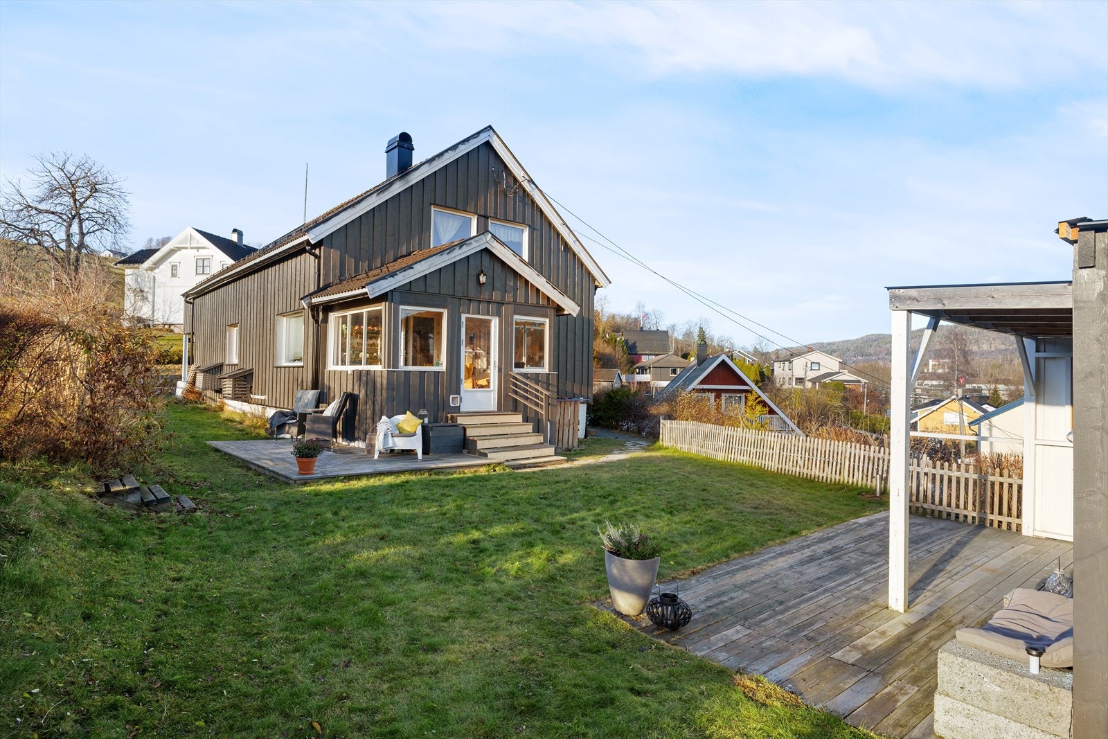Meget hyggelig vinterhage med nydelig utsikt. Fra vinterhagen fører en fin trapp ned til en terrasseplatting som strekker seg rundt vinterhagen Galleribilde