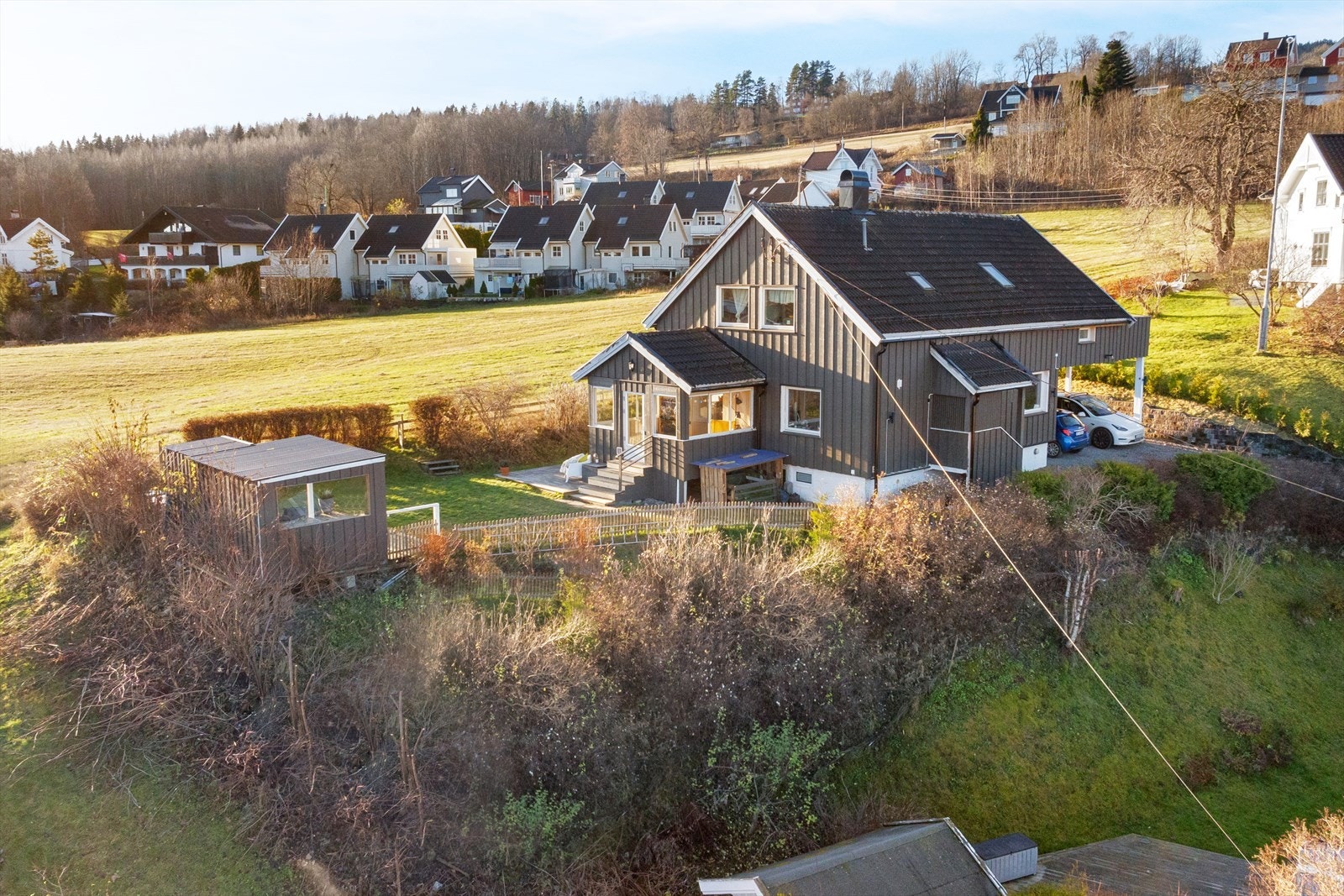 Her har du mulighet til å bo i rolige og familievennlige omgivelser, samtidig som det er sentralt med kort vei til alt du trenger i hverdagen (off. kommunikasjon, butikker, barnehager og skole) Galleribilde