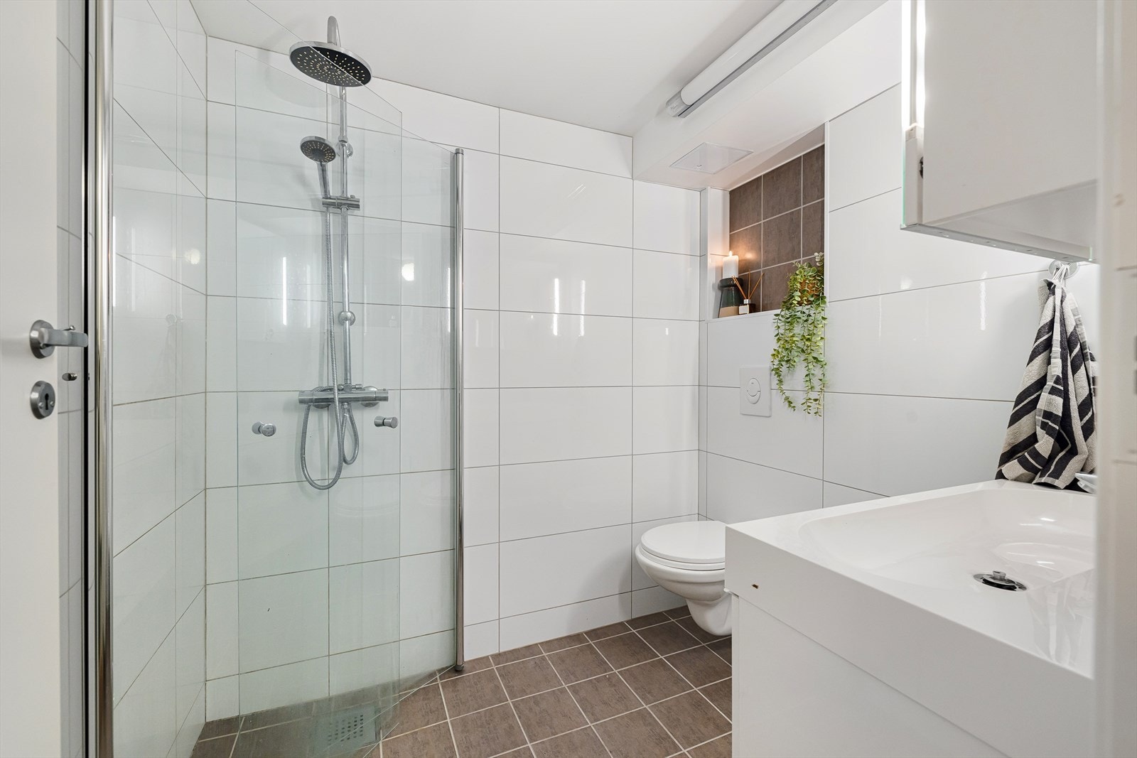 Lyst og pent bad, med fliser på vegger og gulv. Varmekabler i gulv. Badet ble pusset opp i 2019 Galleribilde