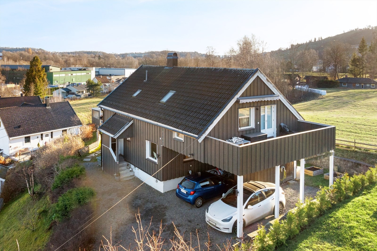 Carport med plass til to biler. Installert to stk. elbilladere her Galleribilde