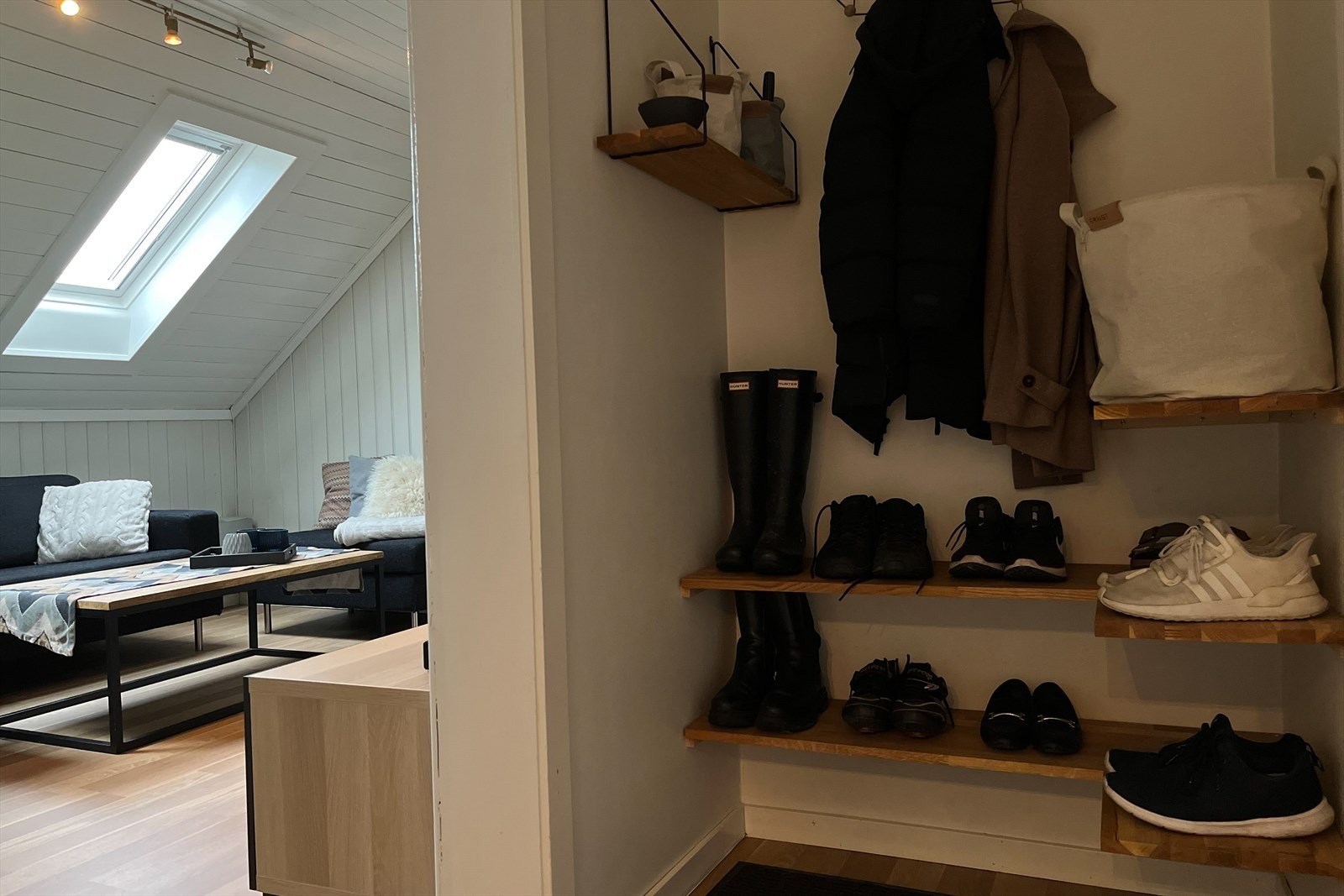 Gang med plass til å henge opp jakker og sette fra seg sko Galleribilde