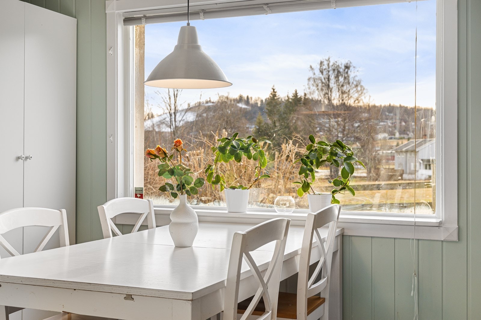 God plass til et stort spisebord der familie og venner kan samles i spisestuen, samt god plass til sofagruppe i stuen Galleribilde
