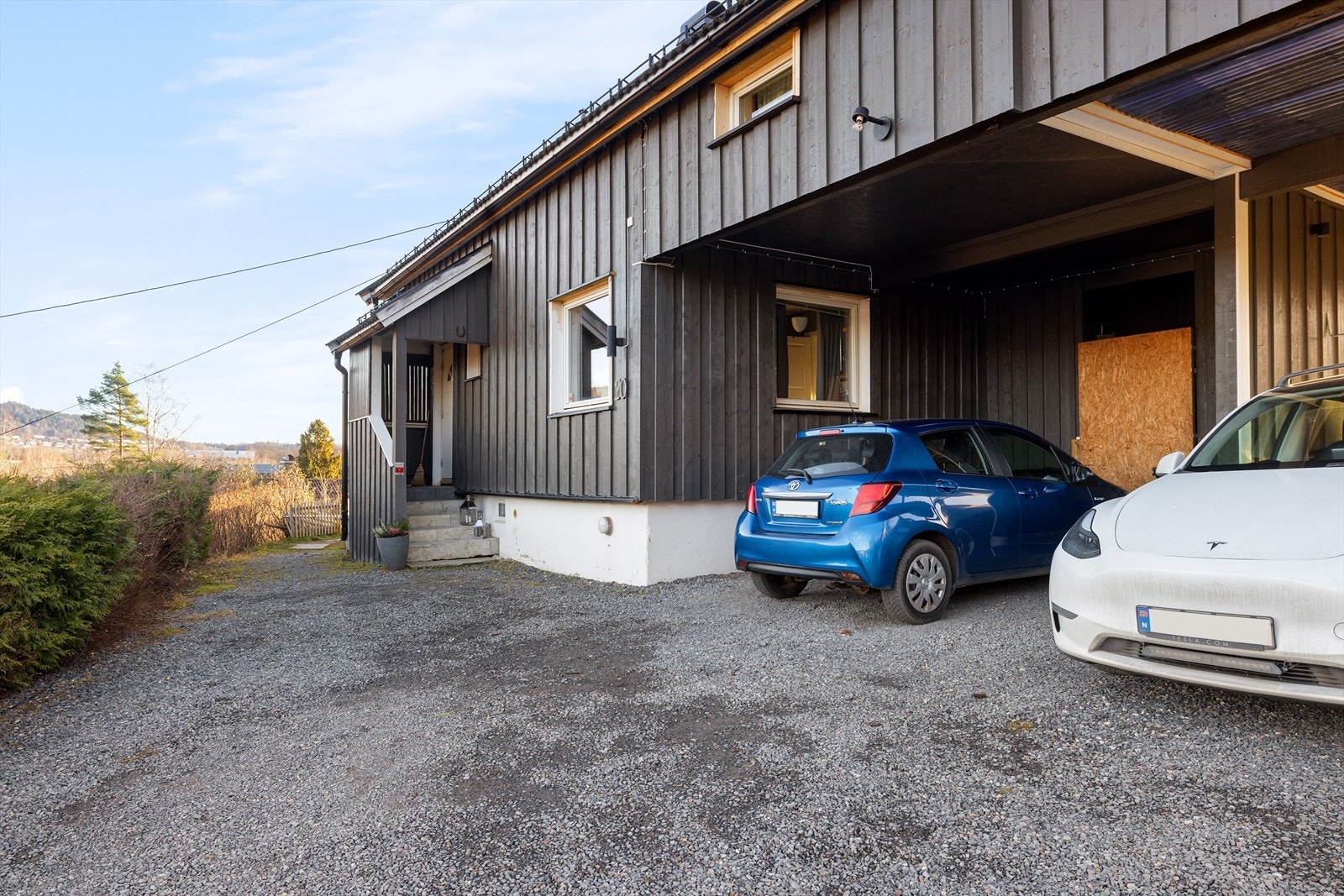 I bakkant av carporten er det to romslige uteboder på totalt ca. 10 kvm. Galleribilde