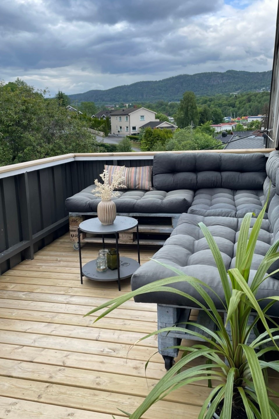 Stor og fin veranda i 2. etasje, godt skjermet fra hage/terrasse i boligens 1. etasje Galleribilde