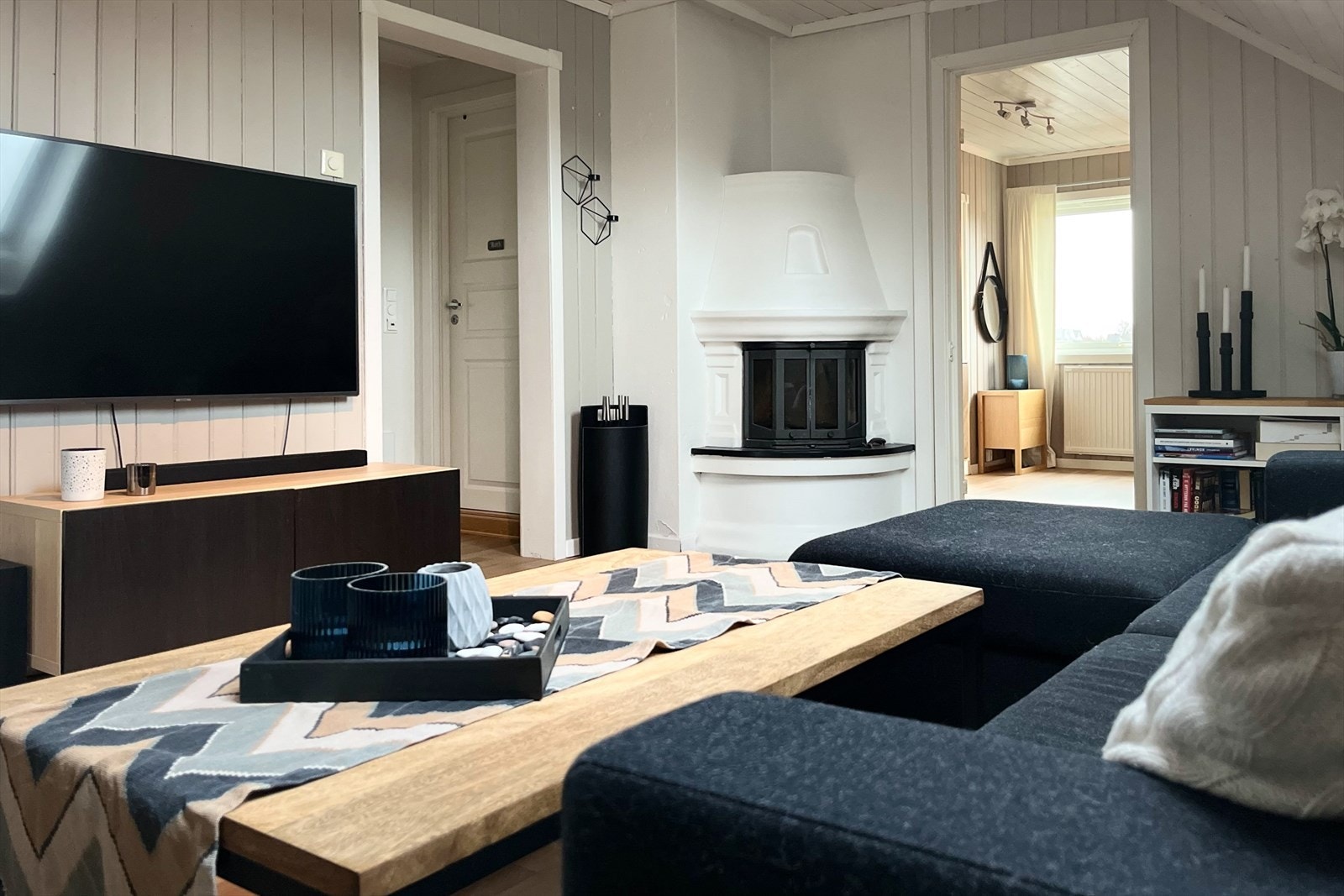 Lys og koselig stue, med god plass til sofagruppe m.m. Peis og varmepumpe installert her Galleribilde