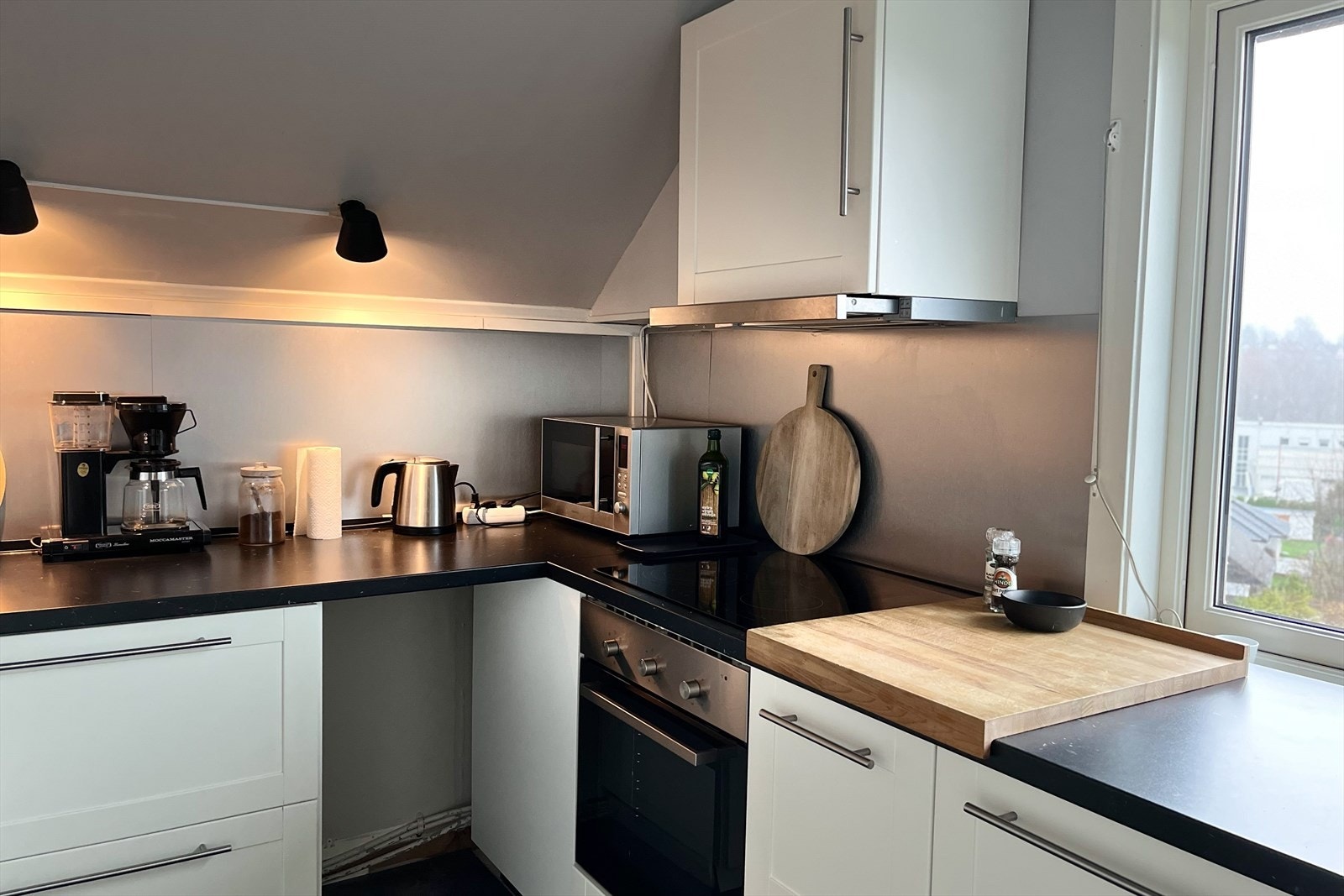 Lyst og pent kjøkken, nytt i 2016. Kjøkkeninnredning med lyse profilerte fronter og laminerte benkeplater. Plateslått backsplash Galleribilde