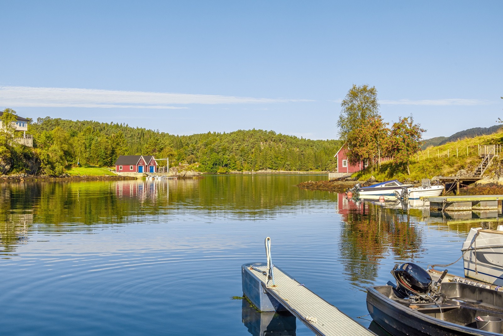 Nærhet til sjøen gjør det enkelt å utnytte finværsdagene uten for mye planlegging. Her er det enkelt å ta et forfriskende morgenbad før frokost. Galleribilde